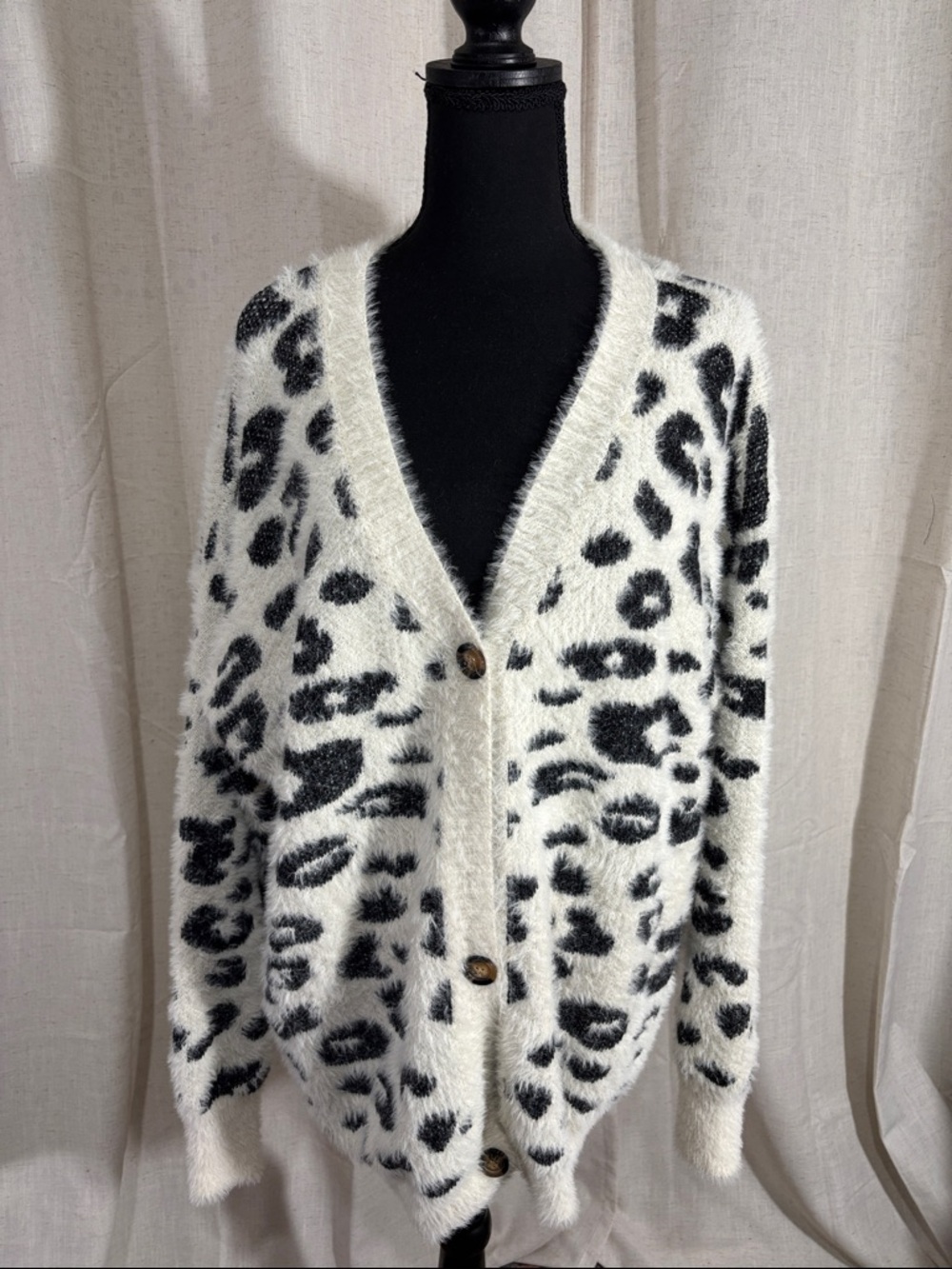 Vestidos White and Black Leopard Print Fuzzy Cardigan